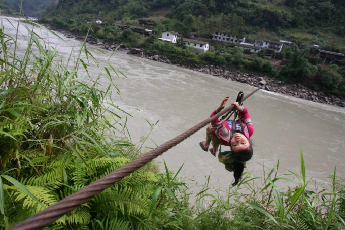 Cô bé từng gây bão bởi bức ảnh đu dây qua sông dữ đến trường đi học: Hướng đi cuộc đời sau 16 năm khiến ai cũng ngỡ ngàng-4