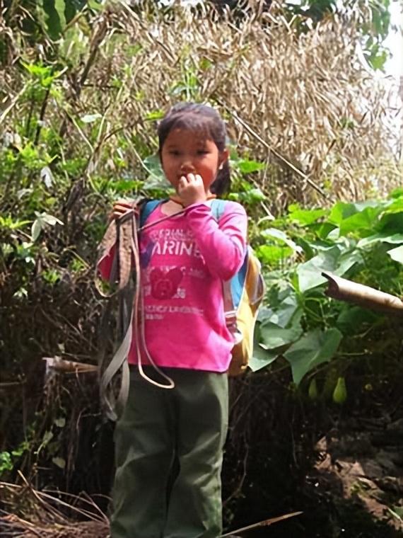 Cô bé từng gây bão bởi bức ảnh đu dây qua sông dữ đến trường đi học: Hướng đi cuộc đời sau 16 năm khiến ai cũng ngỡ ngàng-5