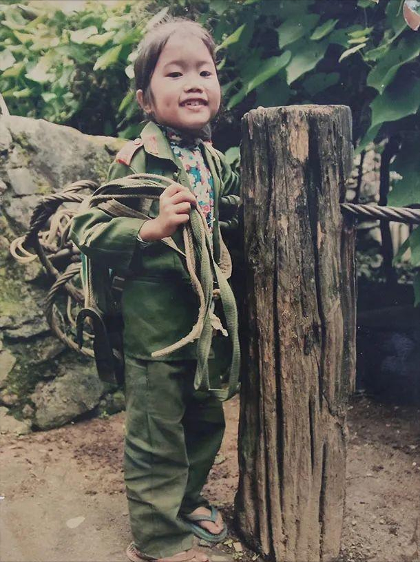 Cô bé từng gây bão bởi bức ảnh đu dây qua sông dữ đến trường đi học: Hướng đi cuộc đời sau 16 năm khiến ai cũng ngỡ ngàng-7