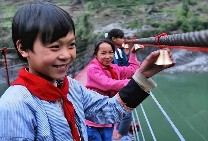 Cô bé từng gây bão bởi bức ảnh đu dây qua sông dữ đến trường đi học: Hướng đi cuộc đời sau 16 năm khiến ai cũng ngỡ ngàng-8
