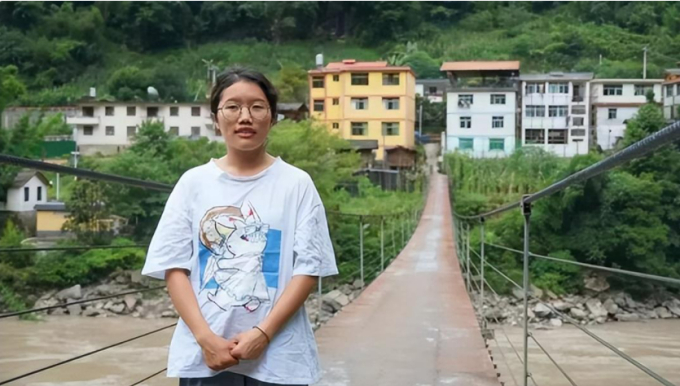Cô bé từng gây bão bởi bức ảnh đu dây qua sông dữ đến trường đi học: Hướng đi cuộc đời sau 16 năm khiến ai cũng ngỡ ngàng-9