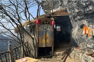 Trung Quốc: Thanh niên 21 tuổi 'nghỉ hưu', về dựng lều sống cheo leo trên núi