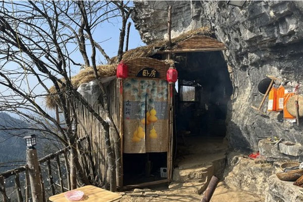 Trung Quốc: Thanh niên 21 tuổi nghỉ hưu, về dựng lều sống cheo leo trên núi-1