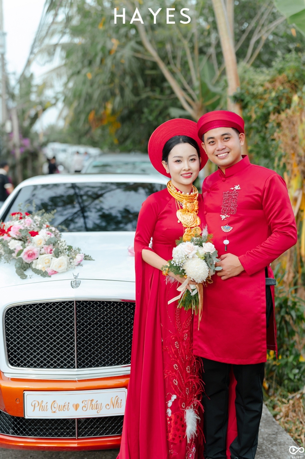 Giữa cơn bão vàng tăng mạnh, mẹ cô dâu mang thau ra đựng sương sương vài chục cây vàng, chú rể lái xe 24 tỷ đón dâu-1