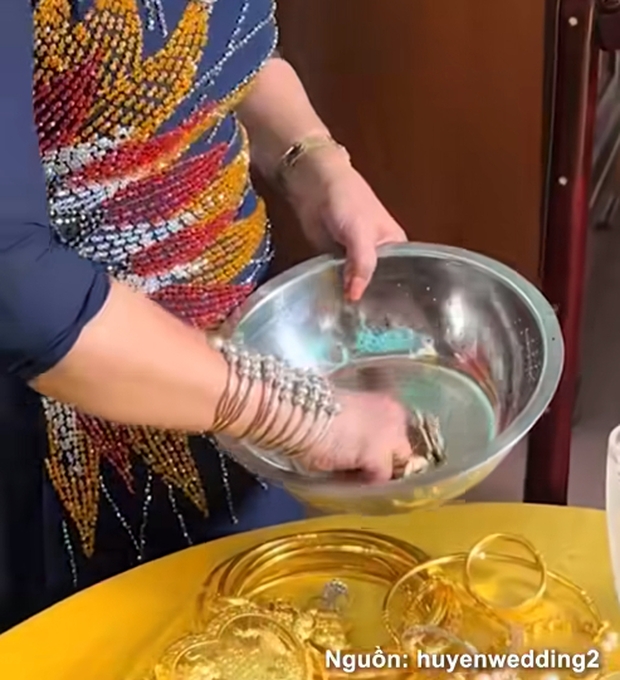 Giữa cơn bão vàng tăng mạnh, mẹ cô dâu mang thau ra đựng sương sương vài chục cây vàng, chú rể lái xe 24 tỷ đón dâu-2