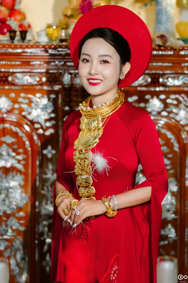 Giữa cơn bão vàng tăng mạnh, mẹ cô dâu mang thau ra đựng sương sương vài chục cây vàng, chú rể lái xe 24 tỷ đón dâu-3