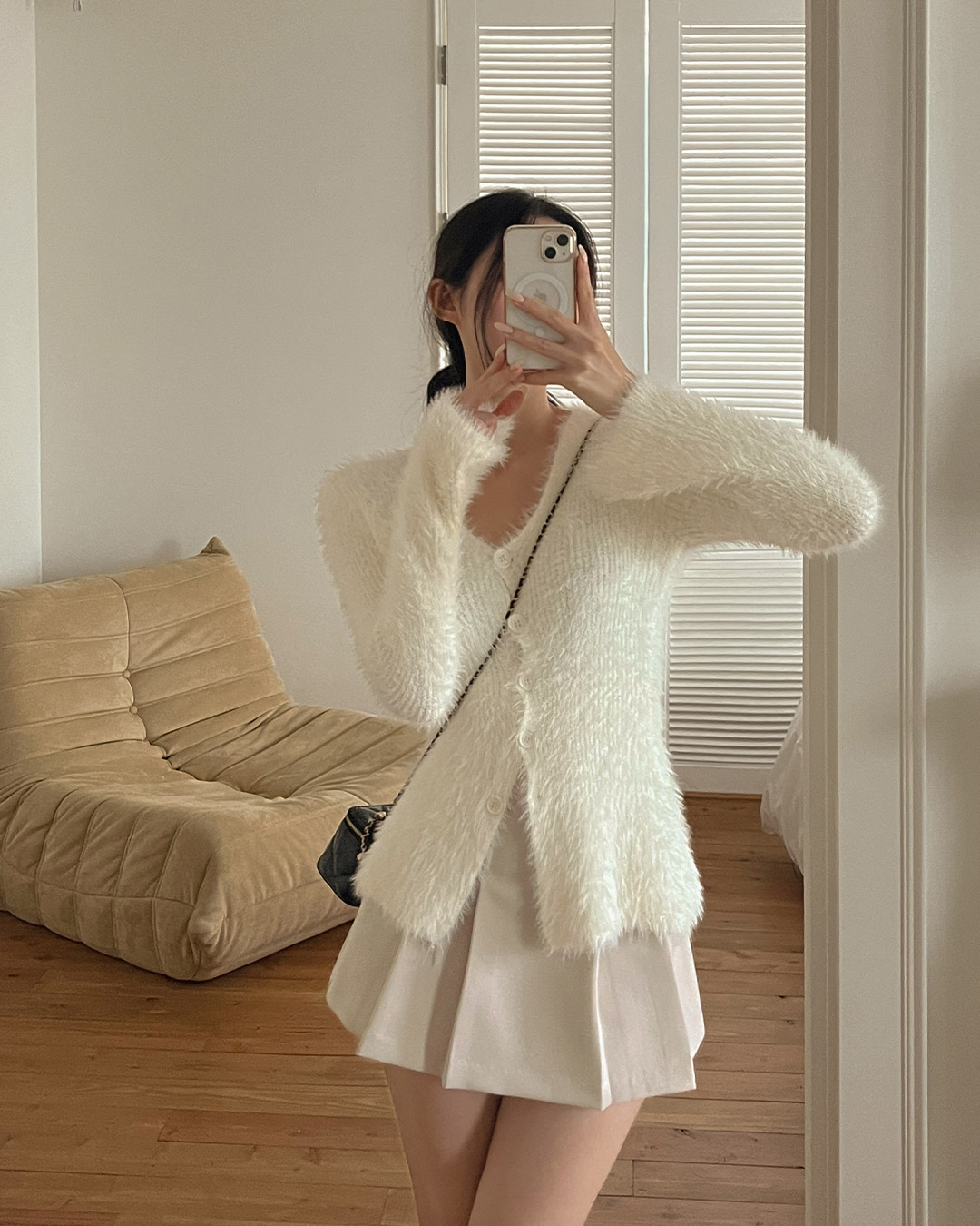 5 mẫu áo sáng màu nên sắm để diện Tết-3