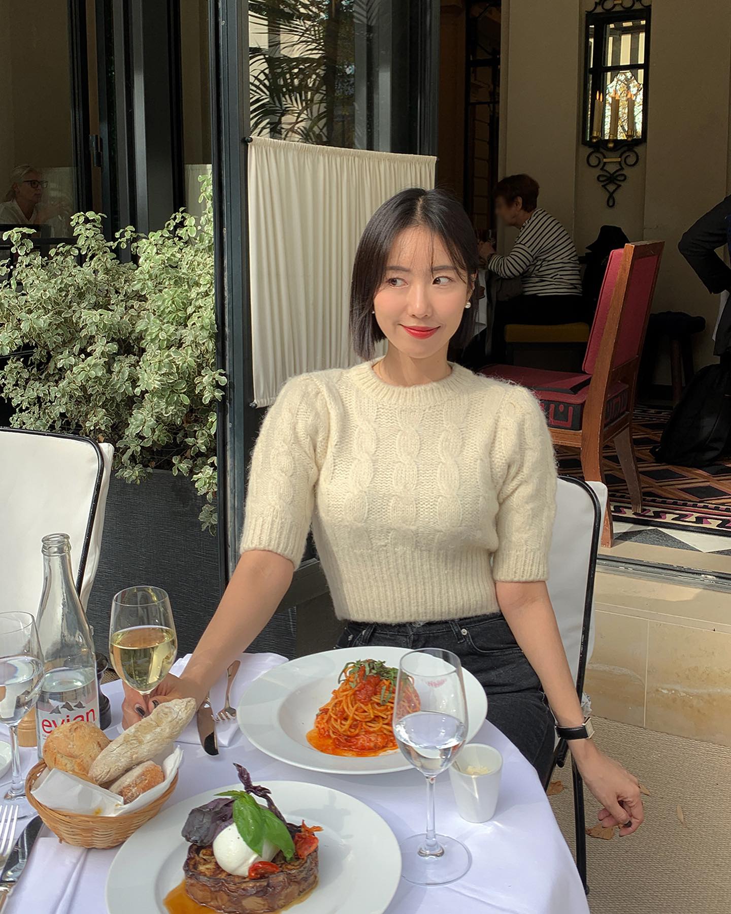 5 mẫu áo sáng màu nên sắm để diện Tết-4