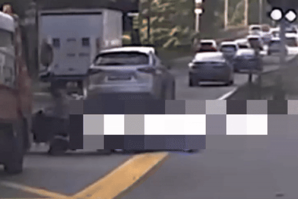 Clip: Phanh gấp, xe máy trượt ngã lao thẳng vào hông xe tải