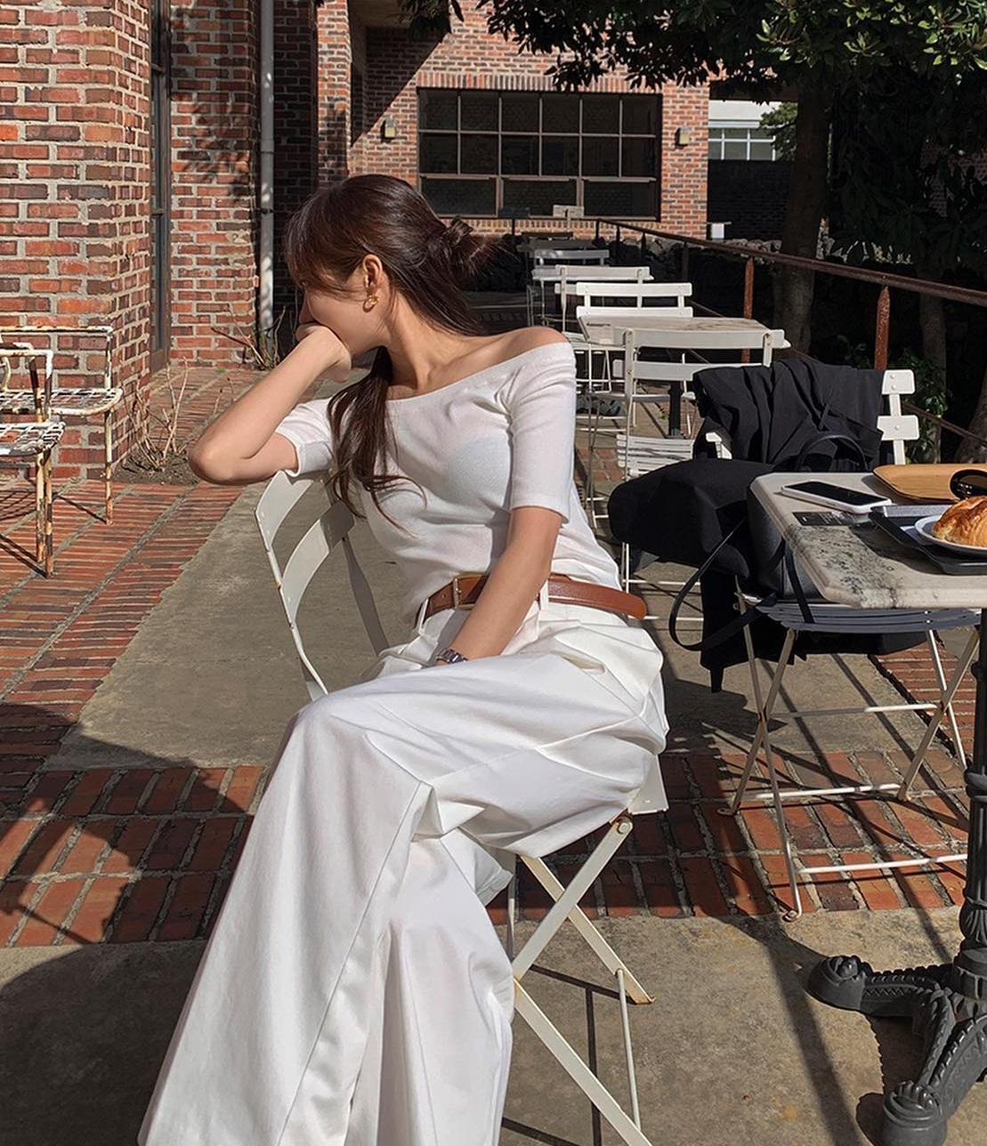 5 mẫu áo sáng màu nên sắm để diện Tết-9