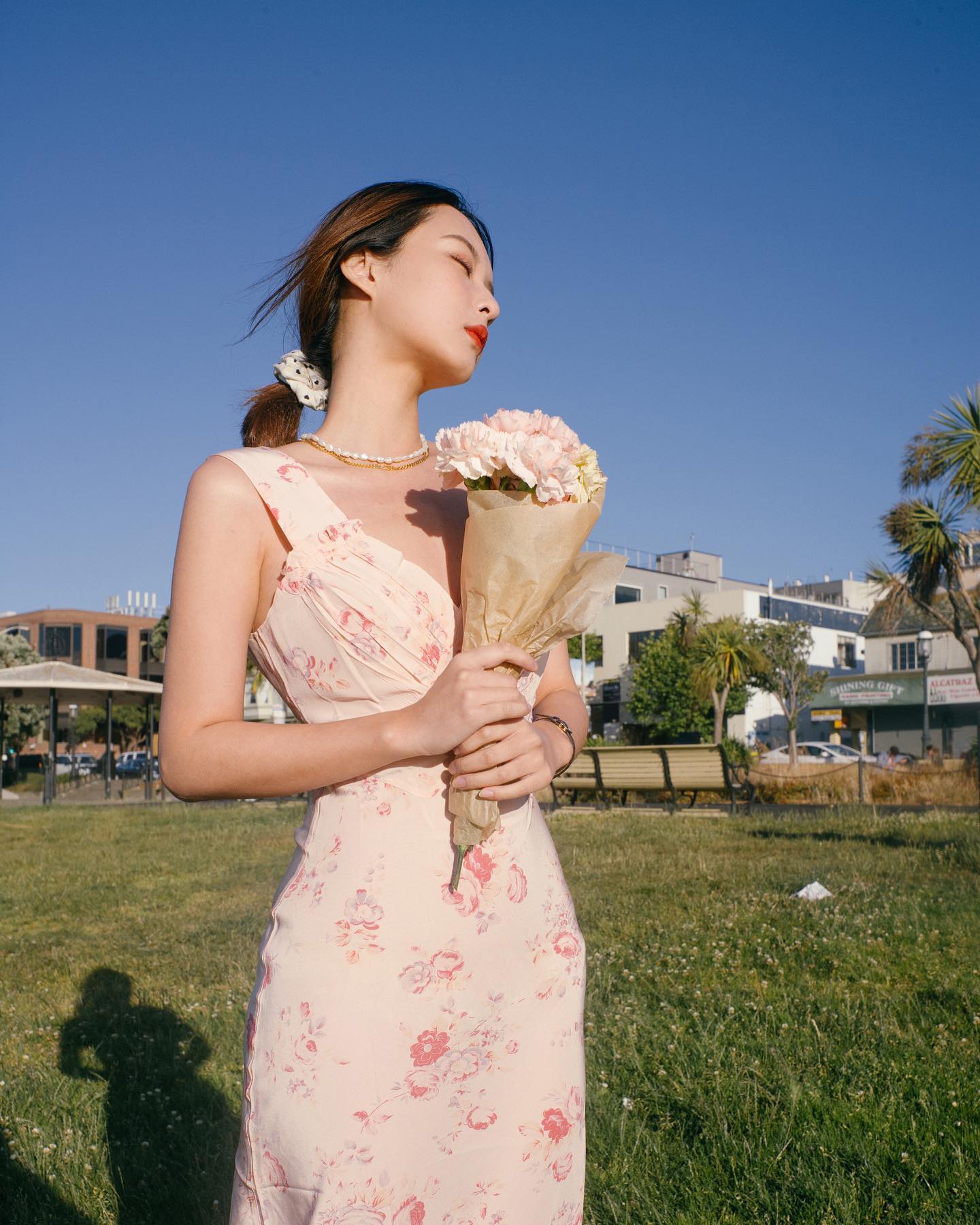 5 món phụ kiện giúp vẻ ngoài sang trọng hơn khi diện váy liền-4