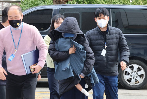 Nhân tình của Lee Sun Kyun bế theo một đứa bé khi trình diện tại cơ quan cảnh sát-1
