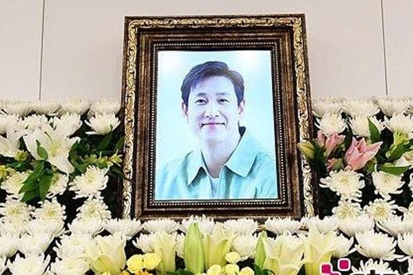 Jung Woo Sung, Jeon Do Yeon và dàn sao Hàn khóc nức nở trong đám tang của Lee Sun Kyun, có người đi không vững-13