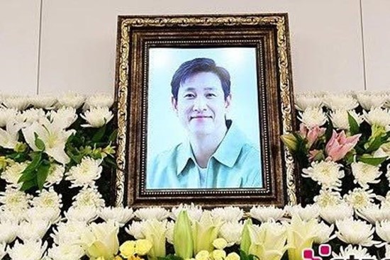 Lễ tang Lee Sun Kyun ngập nước mắt, nhiều nghệ sĩ đứng không vững