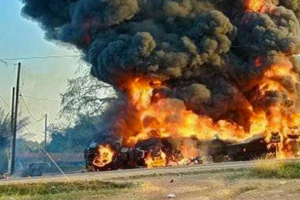 Hút xăng từ xe bồn gặp nạn, hàng chục người thiệt mạng ở Liberia-1