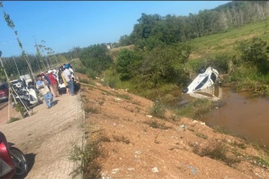 Phát hiện cô gái trong ô tô đang chìm xuống nước