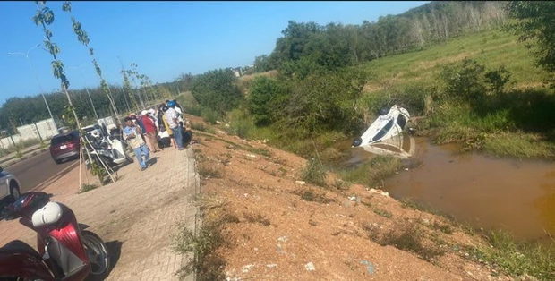 Phát hiện cô gái trong ô tô đang chìm xuống nước-1