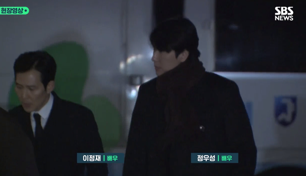Jung Woo Sung, Jeon Do Yeon và dàn sao Hàn khóc nức nở trong đám tang của Lee Sun Kyun, có người đi không vững-1