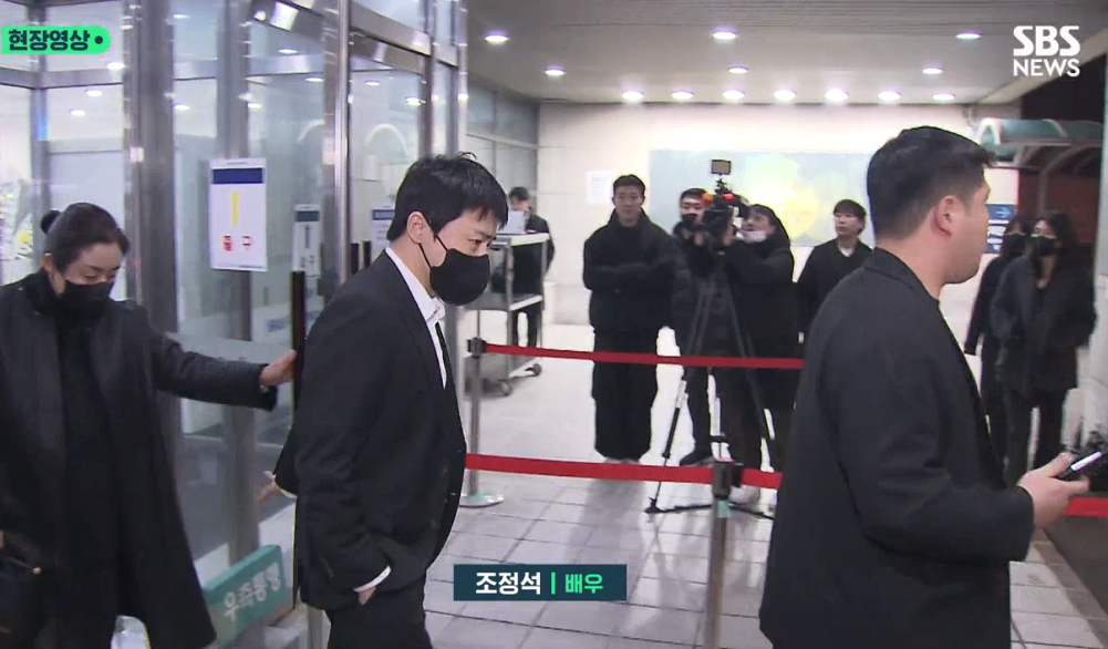 Jung Woo Sung, Jeon Do Yeon và dàn sao Hàn khóc nức nở trong đám tang của Lee Sun Kyun, có người đi không vững-2