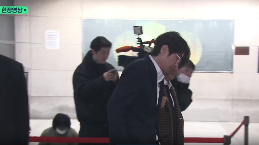 Jung Woo Sung, Jeon Do Yeon và dàn sao Hàn khóc nức nở trong đám tang của Lee Sun Kyun, có người đi không vững-4