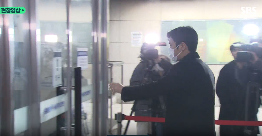 Jung Woo Sung, Jeon Do Yeon và dàn sao Hàn khóc nức nở trong đám tang của Lee Sun Kyun, có người đi không vững-10