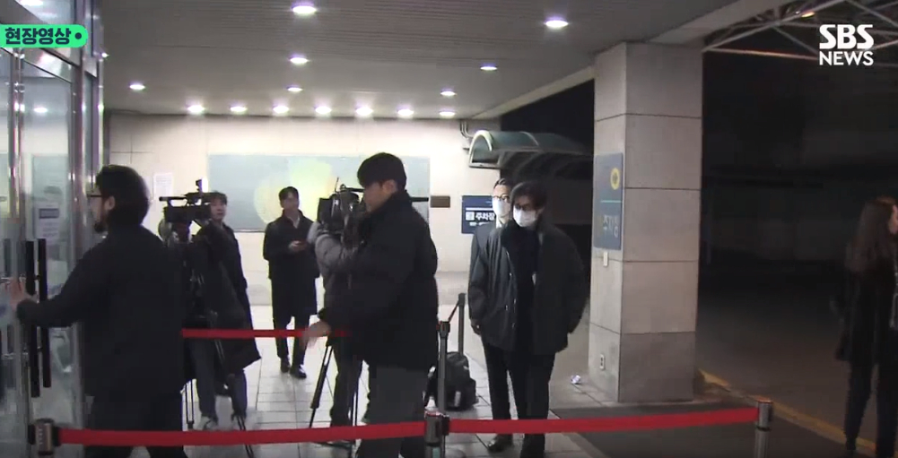 Jung Woo Sung, Jeon Do Yeon và dàn sao Hàn khóc nức nở trong đám tang của Lee Sun Kyun, có người đi không vững-11