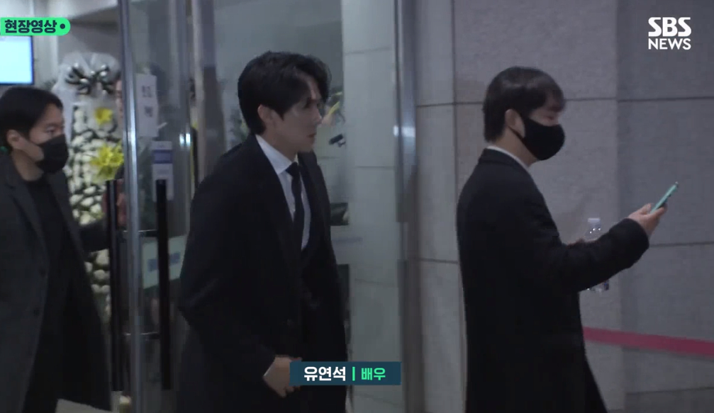 Jung Woo Sung, Jeon Do Yeon và dàn sao Hàn khóc nức nở trong đám tang của Lee Sun Kyun, có người đi không vững-12