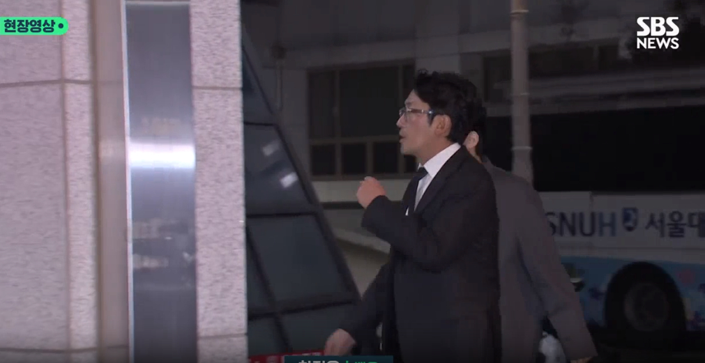 Jung Woo Sung, Jeon Do Yeon và dàn sao Hàn khóc nức nở trong đám tang của Lee Sun Kyun, có người đi không vững-5