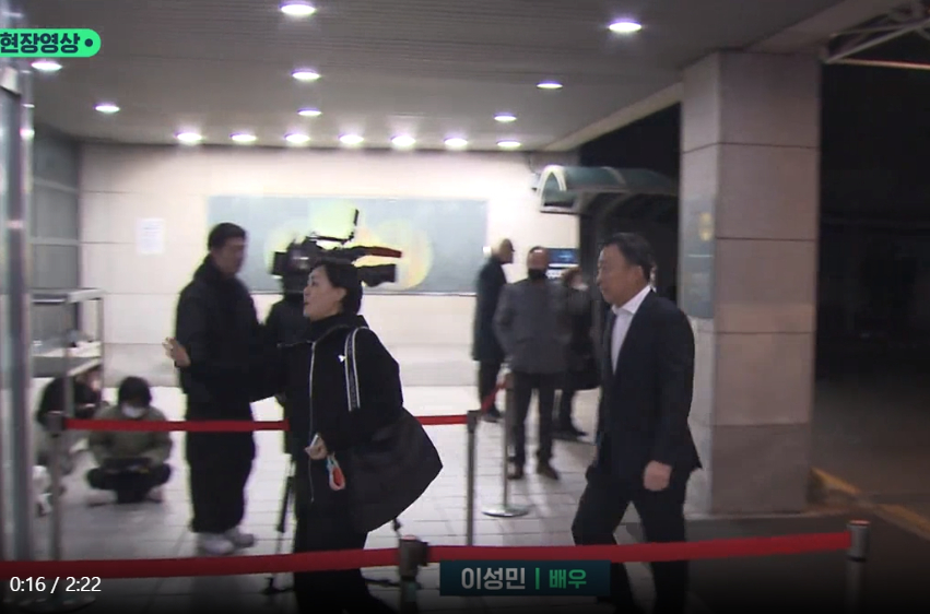 Jung Woo Sung, Jeon Do Yeon và dàn sao Hàn khóc nức nở trong đám tang của Lee Sun Kyun, có người đi không vững-6