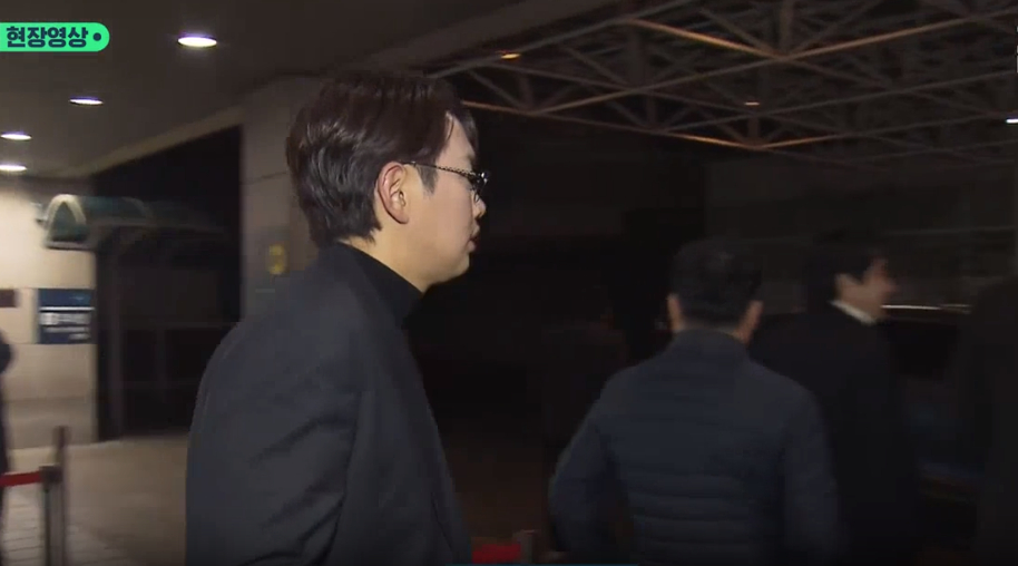 Jung Woo Sung, Jeon Do Yeon và dàn sao Hàn khóc nức nở trong đám tang của Lee Sun Kyun, có người đi không vững-9