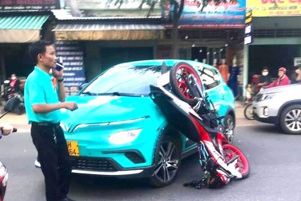 Tai nạn liên hoàn khiến 5 ô tô dính chặt vào nhau, biến dạng-4