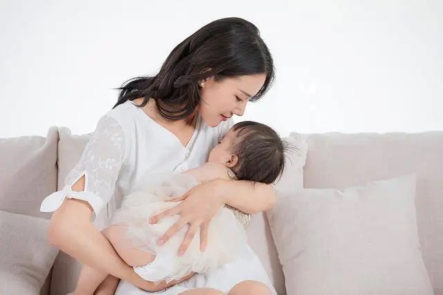 Tại sao trẻ được mẹ bế trên tay thì ngủ ngon nhưng khi đặt xuống lại tỉnh dậy?-1