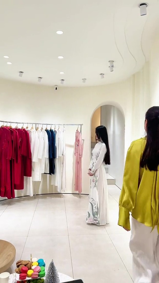 Chu Thanh Huyền hết lấy tay che bụng rồi lại choàng khăn giấu vòng 2 trong ngày thử đồ cưới với Quang Hải-3