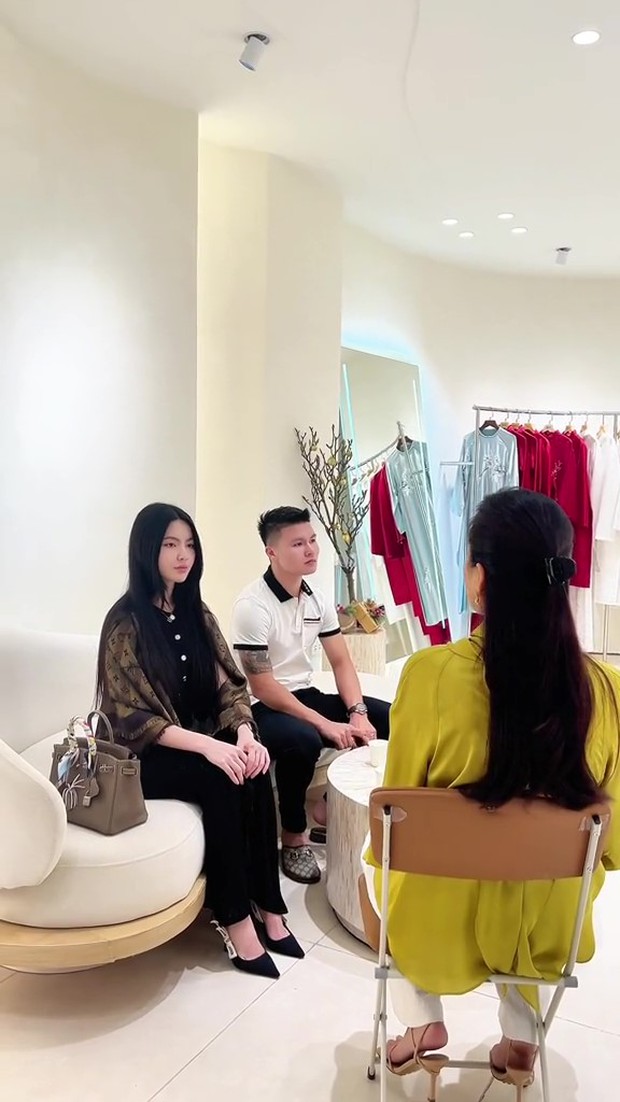 Chu Thanh Huyền hết lấy tay che bụng rồi lại choàng khăn giấu vòng 2 trong ngày thử đồ cưới với Quang Hải-2