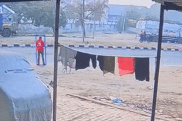 Đứng trên vỉa hè, người đàn ông bị ô tô mất lái tông tử vong