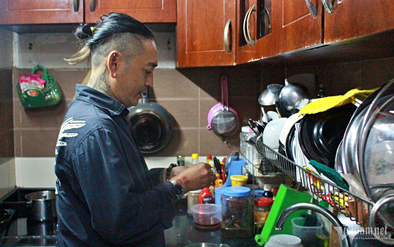 Thấy cảnh mẹ làm trong đêm, gã giang hồ quận 1 bất ngờ gác kiếm-1