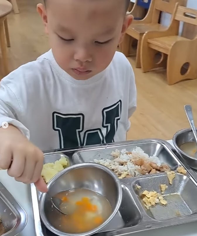 Hồ Ngọc Hà trả học phí 700 triệu đồng/năm học cho Lisa Leon, bất ngờ với thực đơn cơm trưa bình dân-3