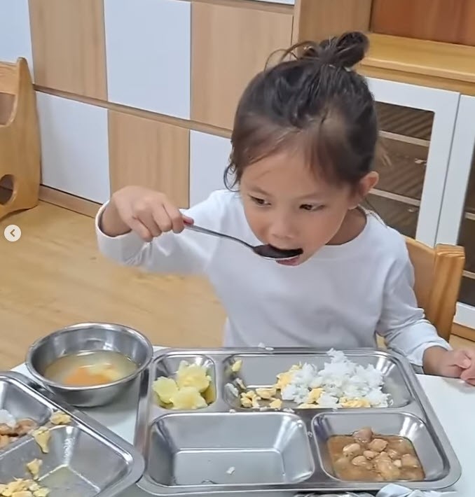 Hồ Ngọc Hà trả học phí 700 triệu đồng/năm học cho Lisa Leon, bất ngờ với thực đơn cơm trưa bình dân-4