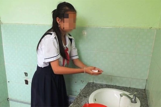 Con nhịn tiểu vì nhà vệ sinh trường hôi rình, chồng chê