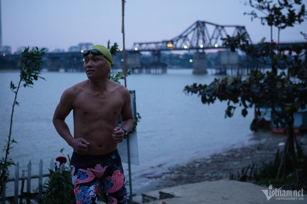 Đội bơi cảm tử liều mình trên sông Hồng ngày rét dưới 10 độ C-1