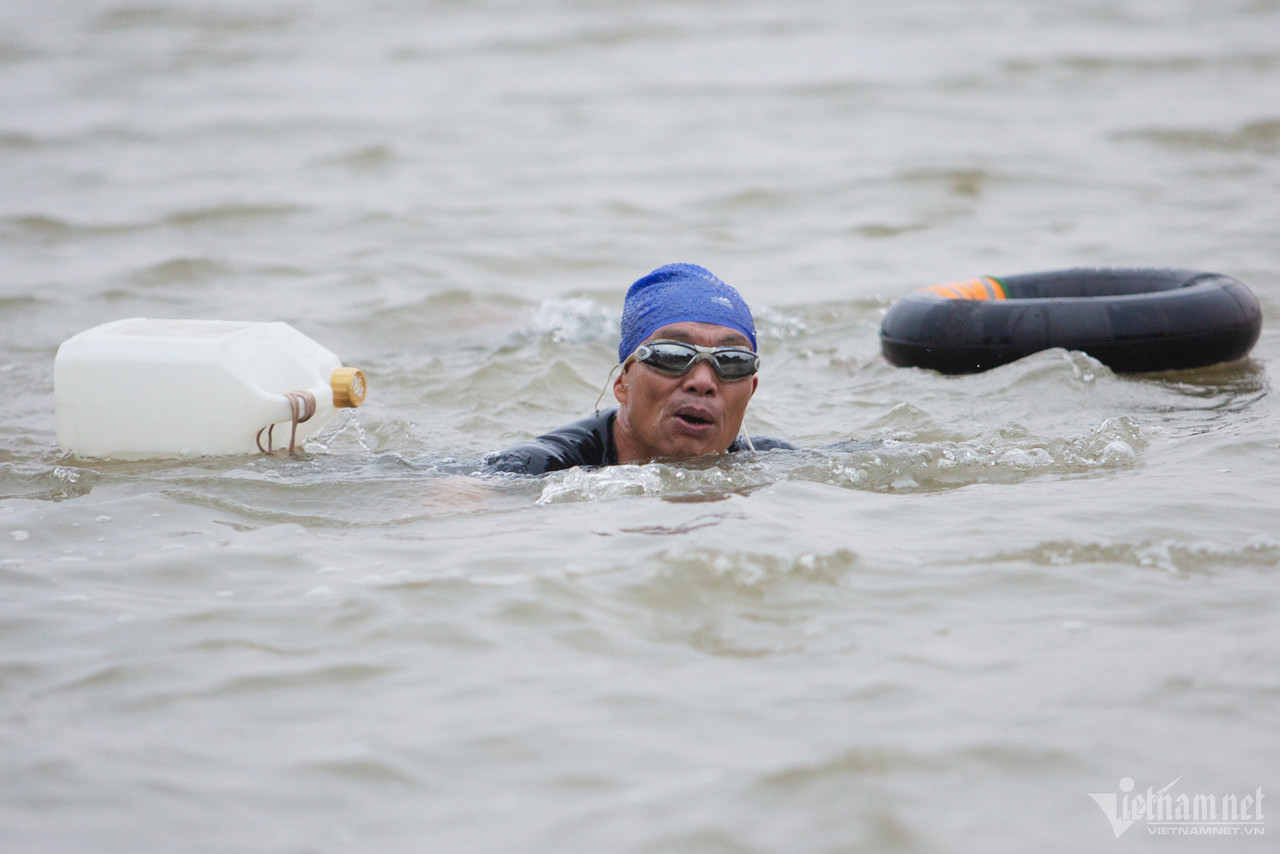 Đội bơi cảm tử liều mình trên sông Hồng ngày rét dưới 10 độ C-5