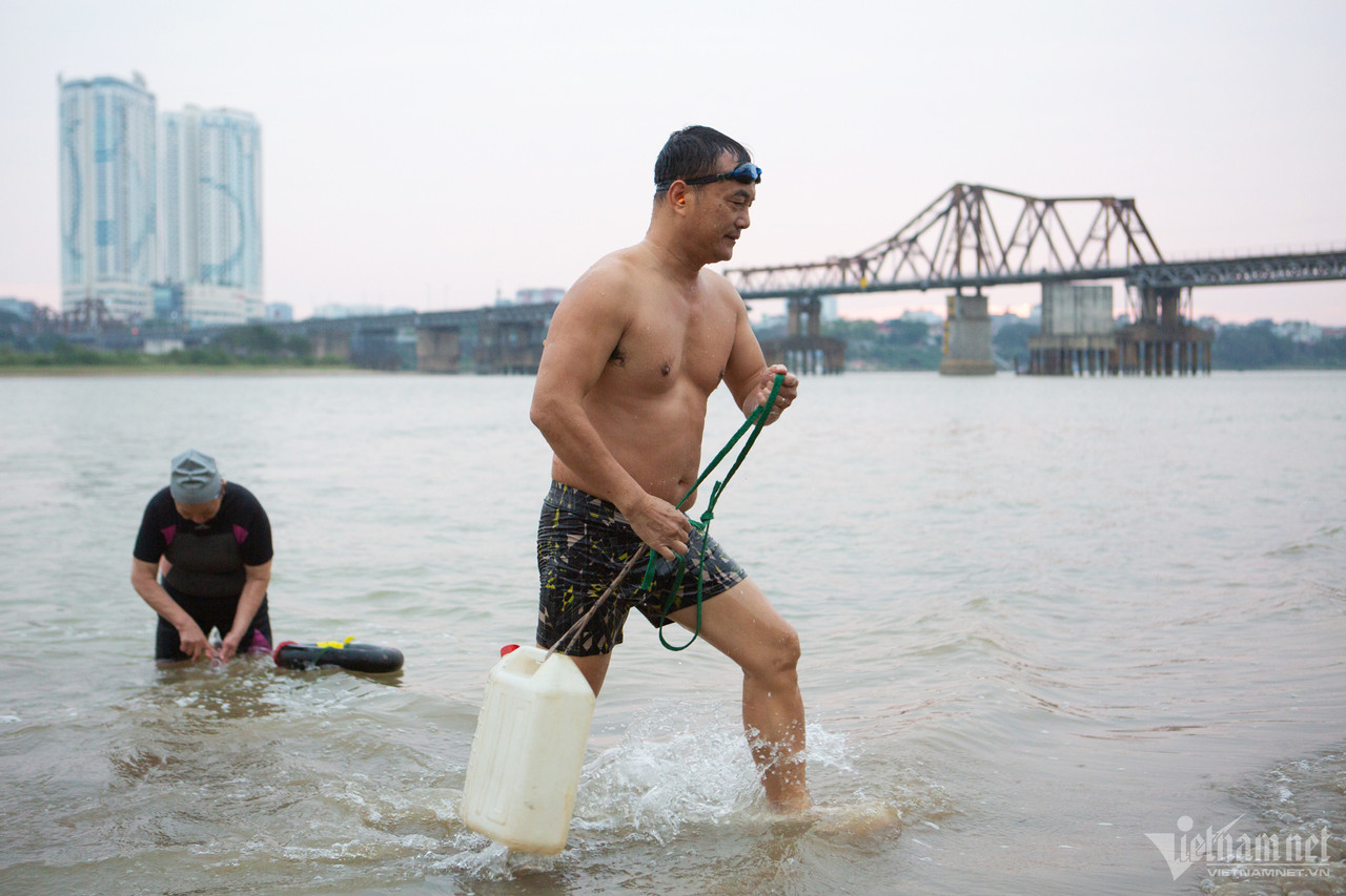 Đội bơi cảm tử liều mình trên sông Hồng ngày rét dưới 10 độ C-6
