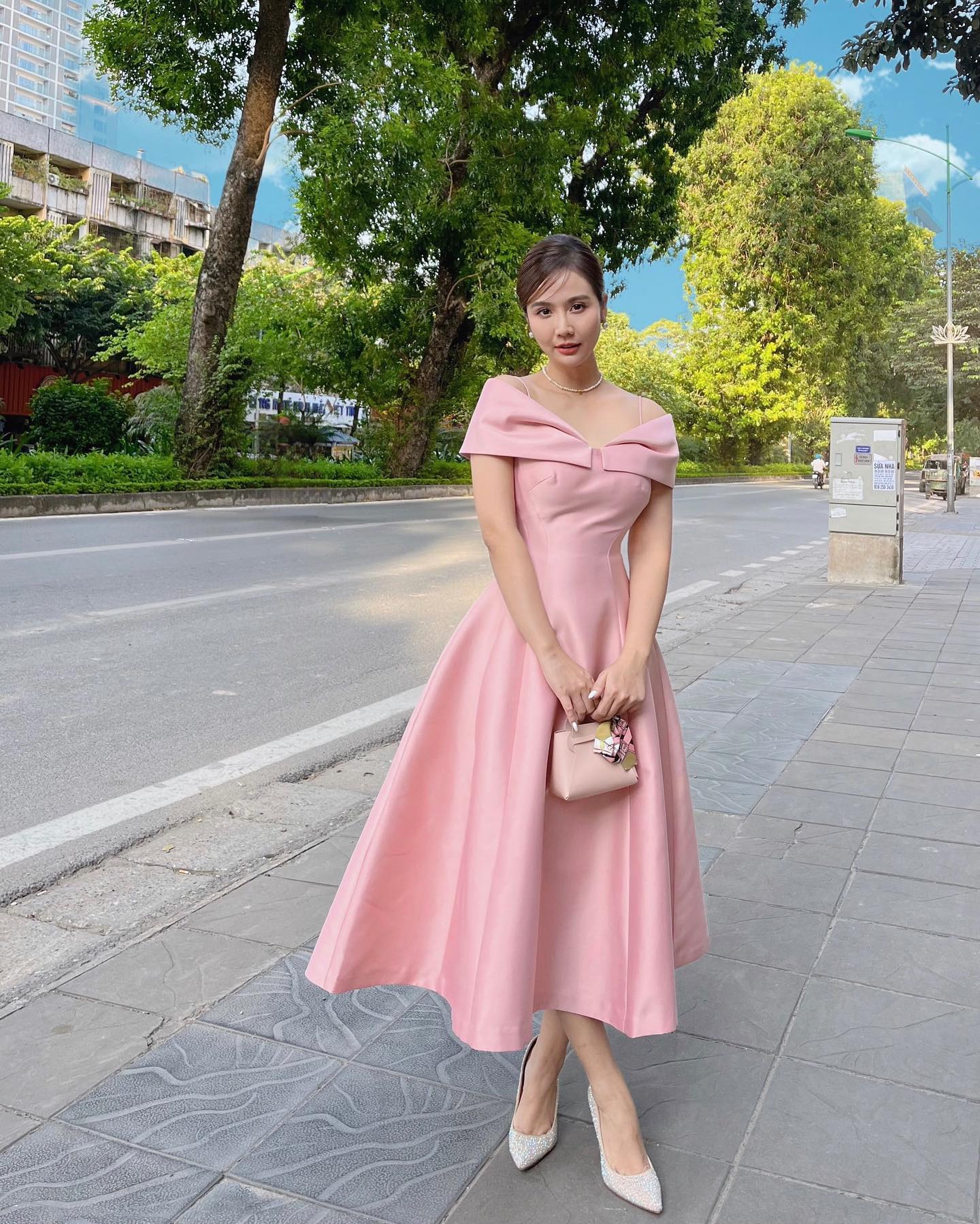 Huyền Lizzie và Quỳnh Kool đều có phong cách diện váy xinh tươi, tôn dáng-1