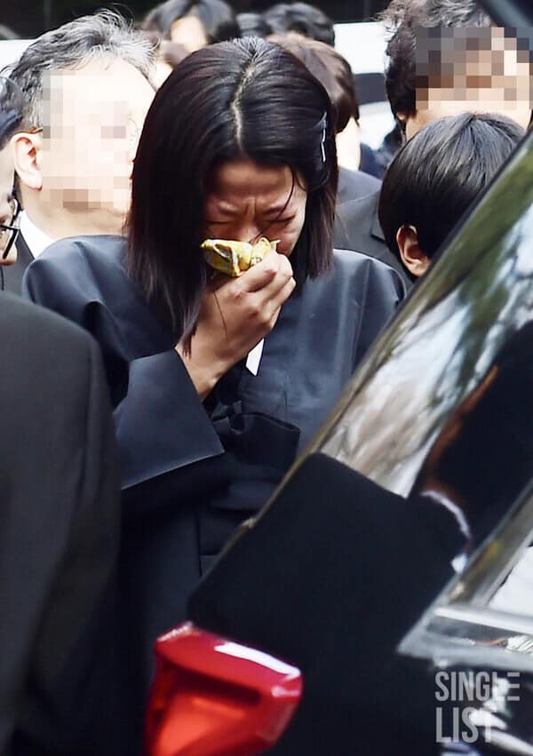 Vợ con khóc nghẹn, suy sụp trong lễ tang Lee Sun Kyun-10