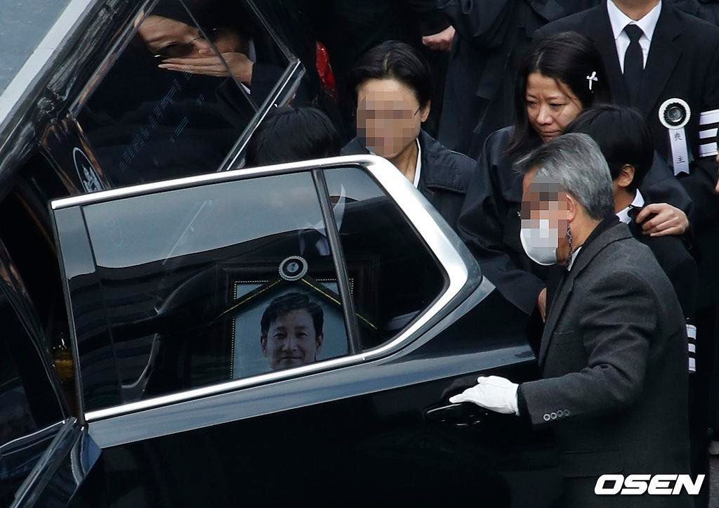 Vợ con khóc nghẹn, suy sụp trong lễ tang Lee Sun Kyun-12