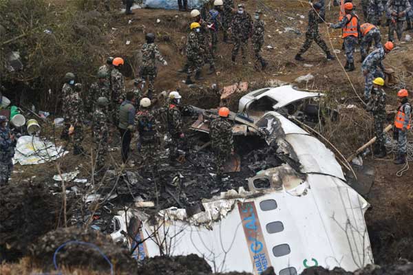 Clip: Máy bay trực thăng của cảnh sát bất ngờ rơi xuống đường-1