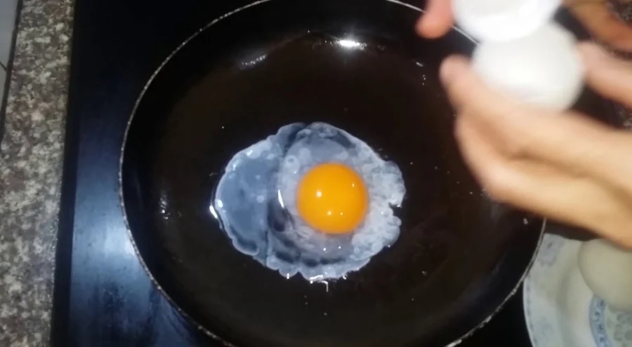 Vẽ trứng ốp la bằng bút chì màu - YouTube