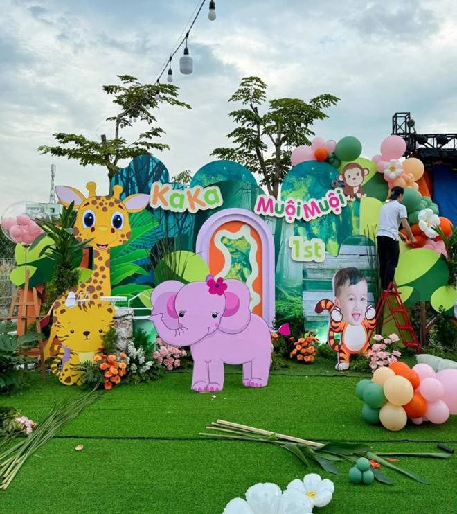 Cặp bố bỉm hot nhất miền Tây Hà Trí Quang - Thanh Đoàn trang trí biệt thự cực hút mắt mừng sinh nhật con sinh đôi-3