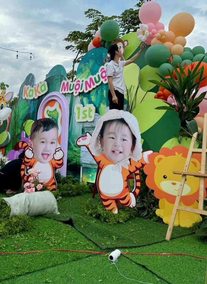 Cặp bố bỉm hot nhất miền Tây Hà Trí Quang - Thanh Đoàn trang trí biệt thự cực hút mắt mừng sinh nhật con sinh đôi-5