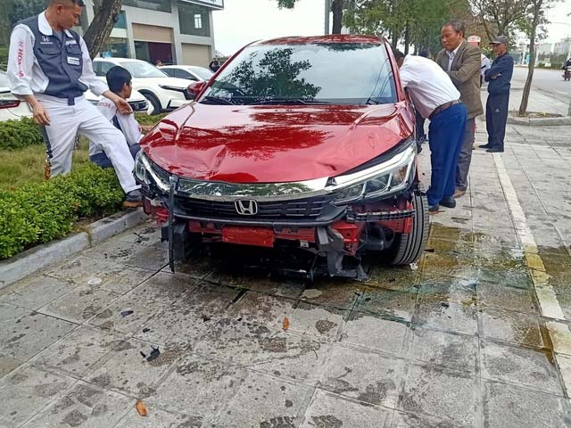 Nữ tài xế điều khiển xe mới từ showroom lao thẳng ra ngoài, đâm vào ô tô khác-1